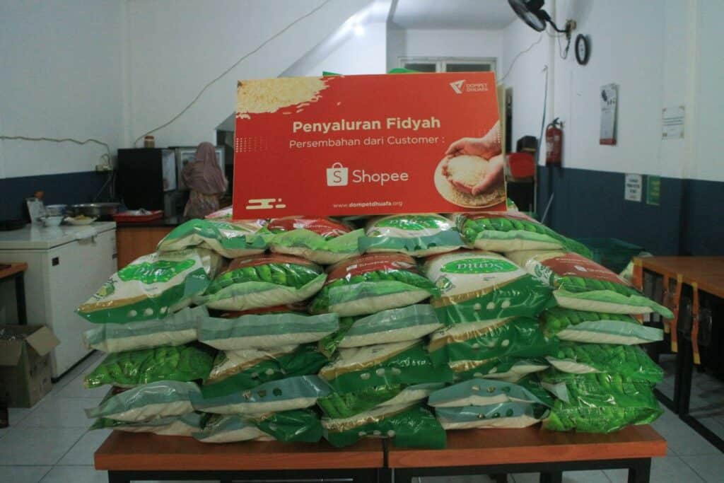 Paket bantuan fidyah di Warung Gratis Surabaya oleh Dompet Dhuafa dari pelanggan Shopee pada Kamis (21/11/2024).