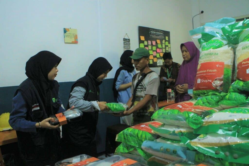 Penyaluran bantuan fidyah di Warung Gratis Surabaya oleh Dompet Dhuafa dari pelanggan Shopee pada Kamis (21/11/2024).