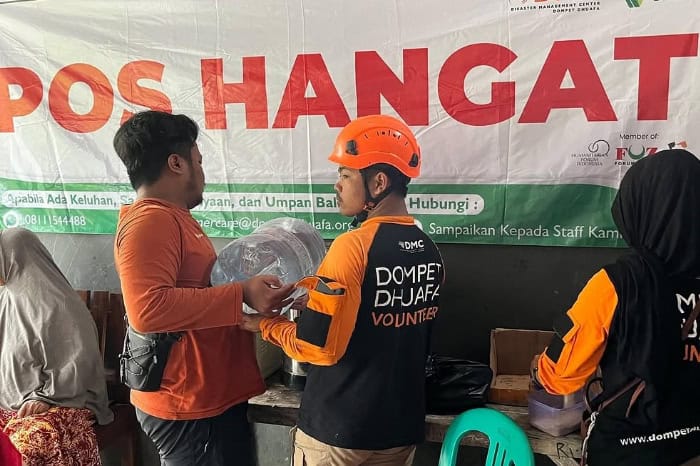 Pos Hangat hadir sejak Rabu (11/12/2024) untuk melayani para penyintas banjir bandang Sukabumi untuk kebutuhan darurat seperti snack, kopi, susu, gorengan dan minuman hangat lainnya.