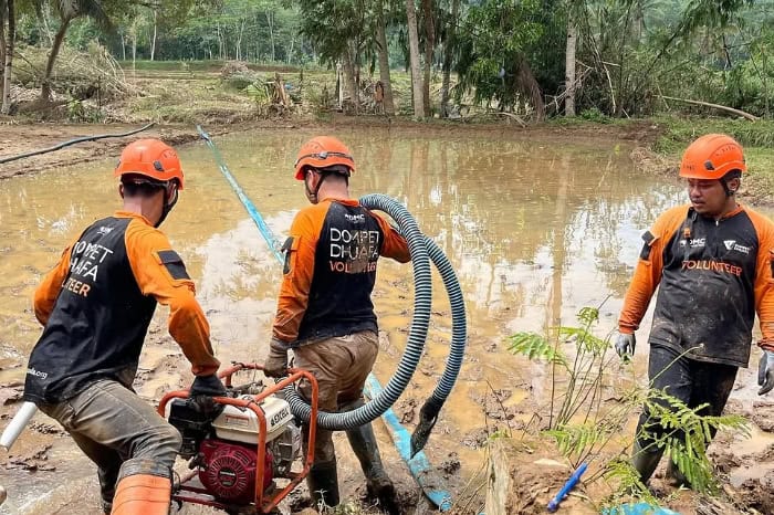 Tim DMC Dompet Dhuafa Jawa Barat melakukan aksi penyedotan air akibat banjir bandang, timbunan lumpur menutupi jalan dan beberapa fasilitas umum, pada Jumat (6/12/2024) di Kecamatan Sagaranten.