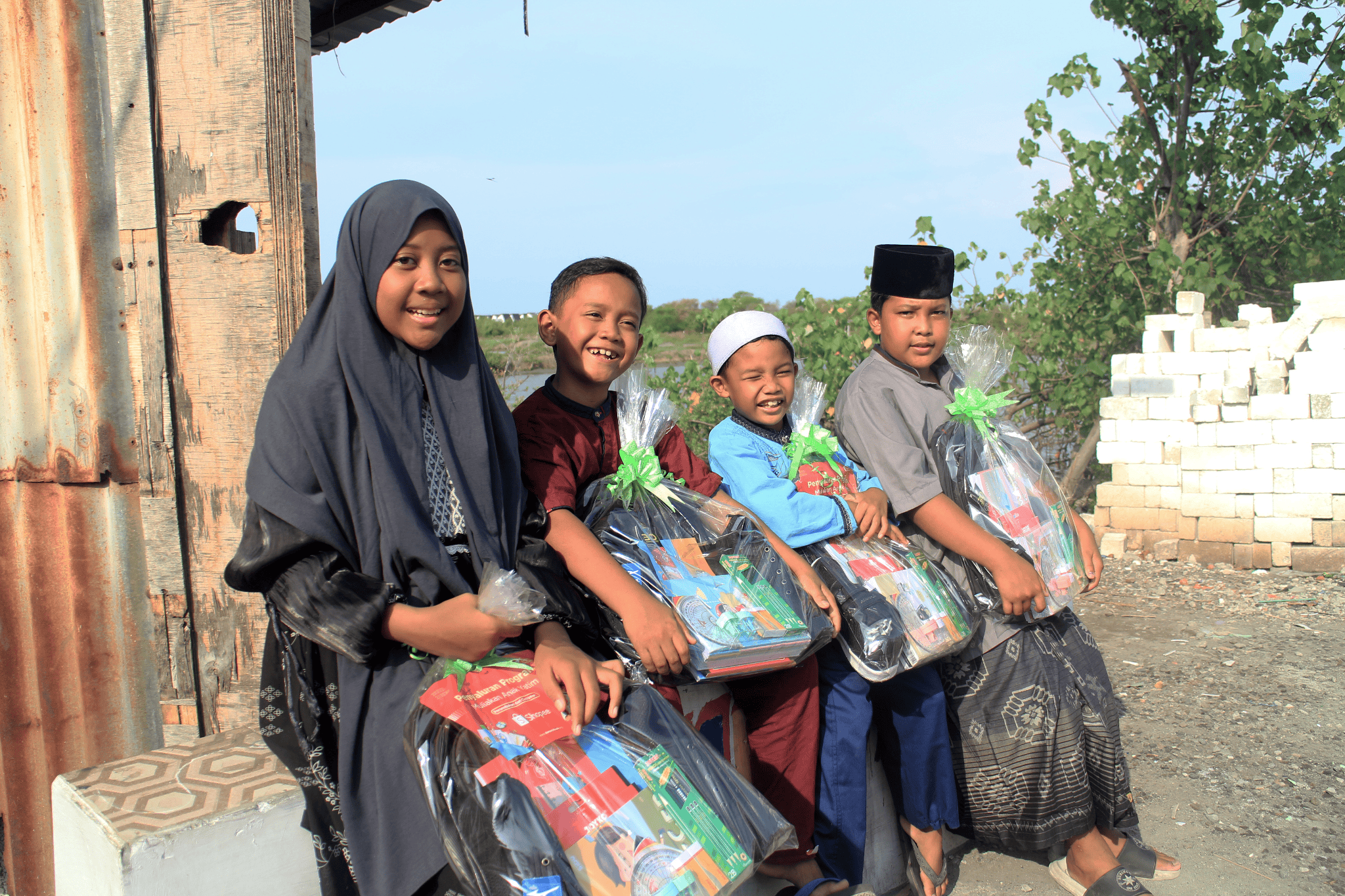 Penyaluran program Santunan Anak Yatim kolaborasi Dompet Dhuafa dan Shopee di Kampung Nelayan, Kawasan Mangrove, Kec. Gunung Anyar, Surabaya pada Kamis (21/11/2024).