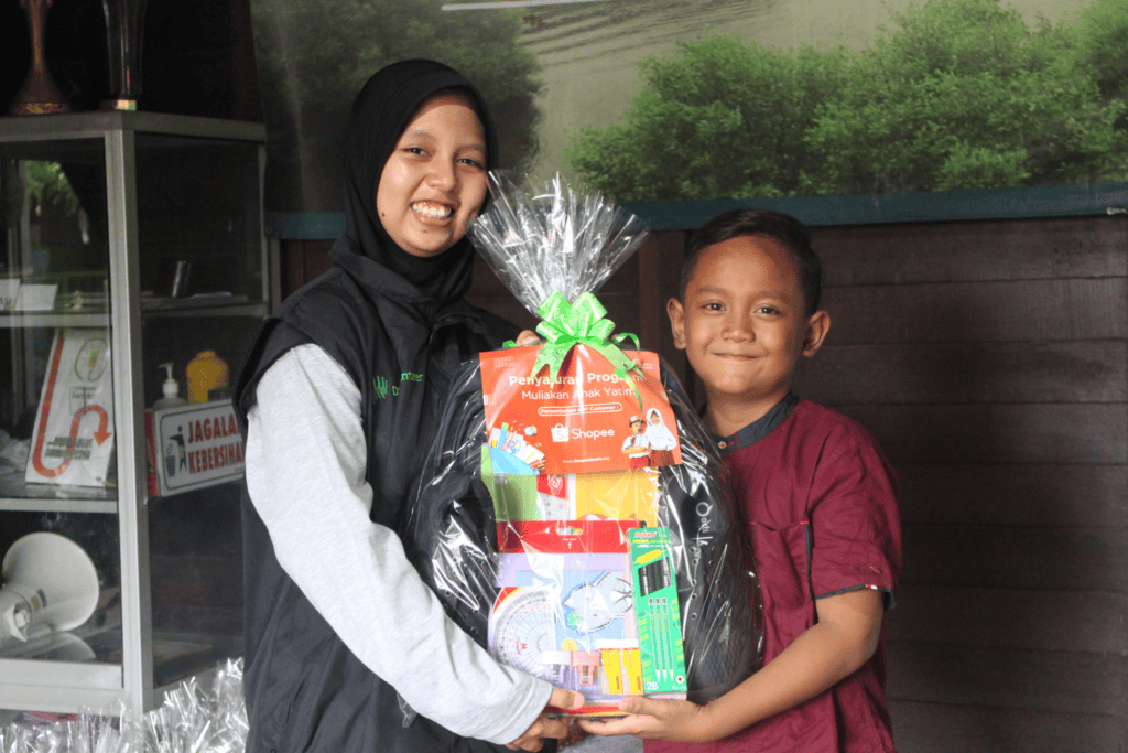 Senyuman Juna penuh bahagia saat menerima paket school kit.