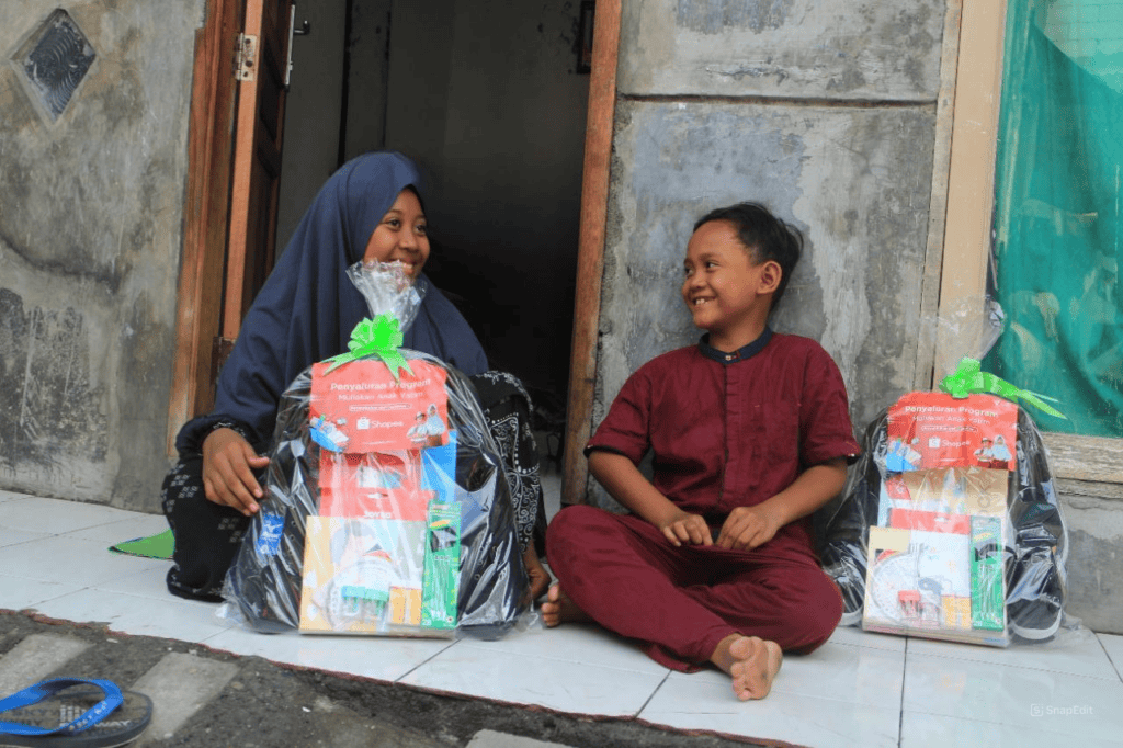 Delisa (10) dan Juna (8), kakak beradik penerima school kit pada program Santunan Anak Yatim di Kampung Nelayan, Kawasan Mangrove, Kec. Gunung Anyar, Surabaya pada Kamis (21/11/2024).