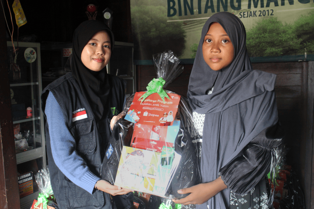 Delisa (10) dan Juna (8), kakak beradik penerima school kit pada program Santunan Anak Yatim di Kampung Nelayan, Kawasan Mangrove, Kec. Gunung Anyar, Surabaya pada Kamis (21/11/2024).