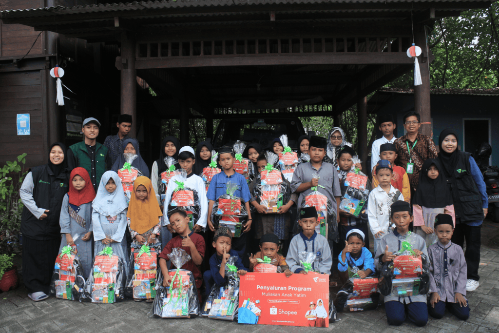 Penyaluran program Santunan Anak Yatim kolaborasi Dompet Dhuafa dan Shopee di Kampung Nelayan, Kawasan Mangrove, Kec. Gunung Anyar, Surabaya pada Kamis (21/11/2024).