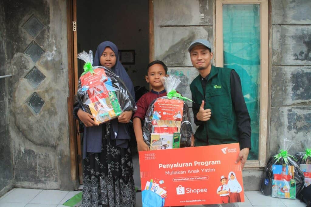 Delisa (10) dan Juna (8), kakak beradik penerima school kit pada program Santunan Anak Yatim di Kampung Nelayan, Kawasan Mangrove, Kec. Gunung Anyar, Surabaya pada Kamis (21/11/2024).