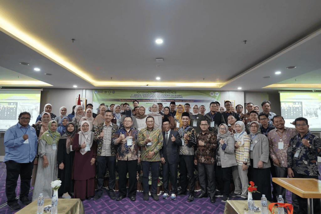 Para narasumber dan peserta dalam Iqtishaduna International Conference, konferensi ekonomi internasional yang diselenggarakan oleh FEBI UIN Sunan Gunung Djati Bandung.