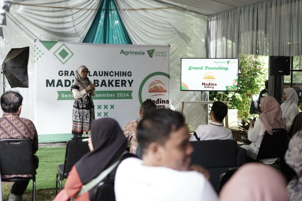 Ana Rachmawati menyampaikan sambutan dalam acara peluncuran Madina Bakery, Senin (23/12/2024), di Zona Madina, Parung, Bogor.