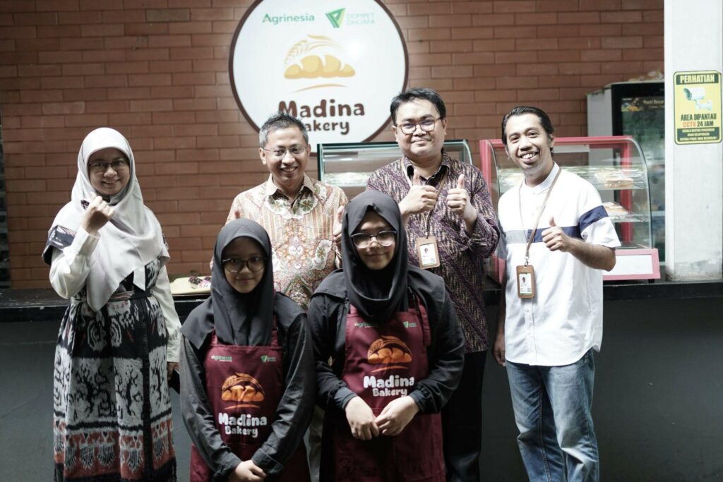 Foto bersama peluncuran Madina Bakery, Senin (23/12/2024), di Zona Madina, Parung, Bogor.