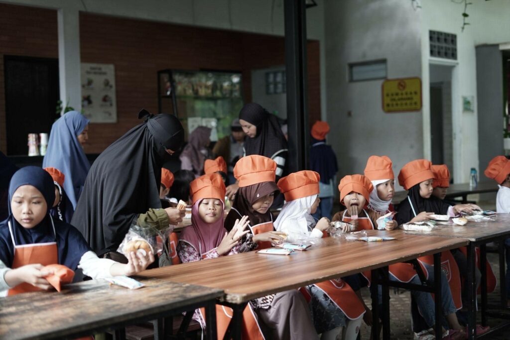 Di sela-sela acara peluncuran Madina Bakery, turut berlangsung acara fun cooking untuk anak-anak yang sedang liburan sekolah, di Zona Madina, Parung, Bogor, Senin (23/12/2024).