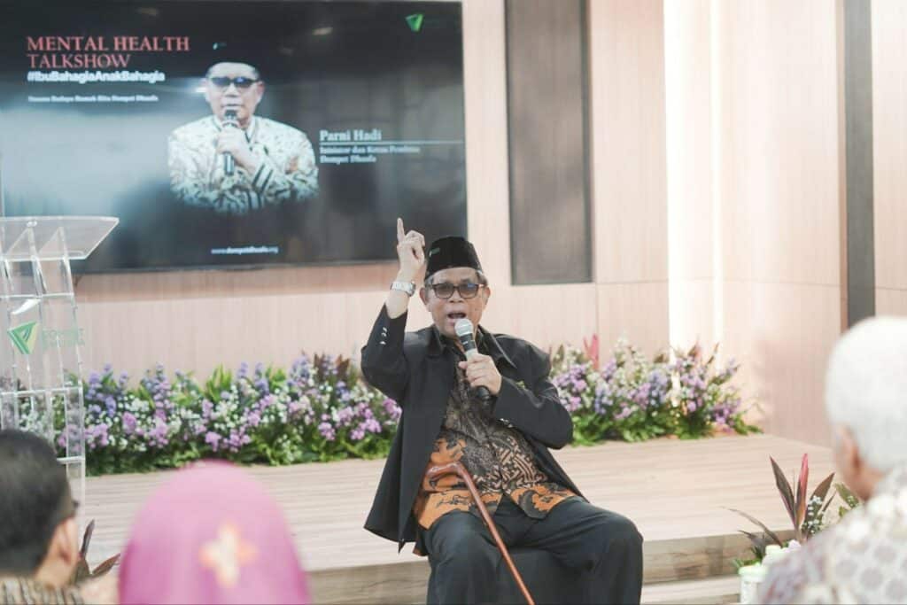 Parni Hadi selaku Inisiator dan Ketua Dewan Pembina Dompet Dhuafa menyampaikan sambutan dalam peluncuran Program Aku Temanmu dan Talkshow Kesehatan Mental, Rabu (18/12/2024) di Sasana Budaya Rumah Kita, Jakarta Selatan.