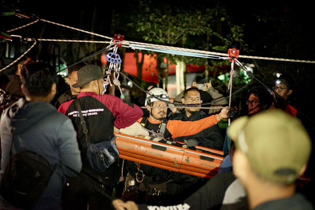 Simulasi respon bencana dalam rangkaian pelatihan relawan gabungan bertajuk “Simpul KolaborAksi Jaringan 2024” di kawasan Gunung Bunder, Pamijahan, Bogor, pada Minggu (22/12/2024).