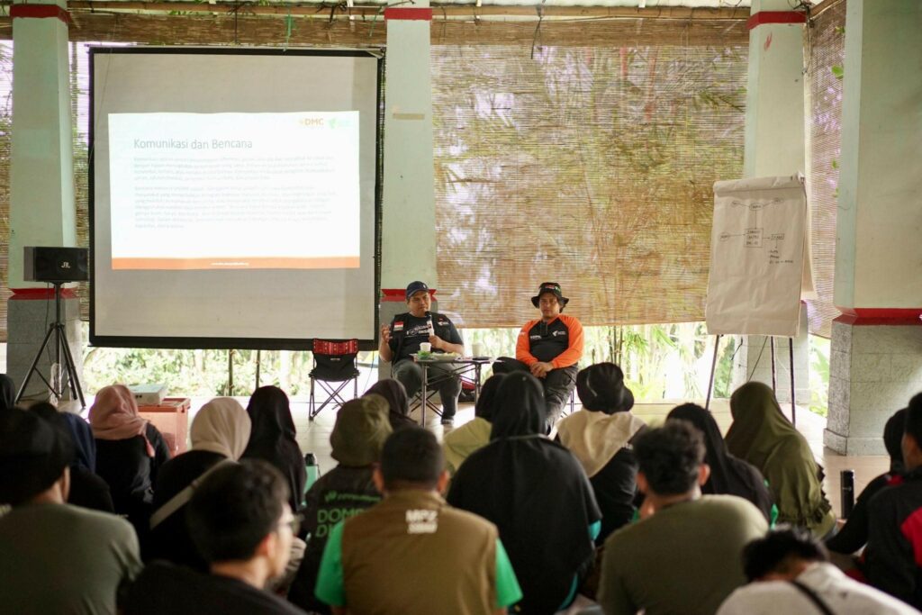 Pembekalan materi komunikasi bencana dalam rangkaian pelatihan relawan gabungan bertajuk “Simpul KolaborAksi Jaringan 2024” di kawasan Gunung Bunder, Pamijahan, Bogor, pada Minggu (22/12/2024).