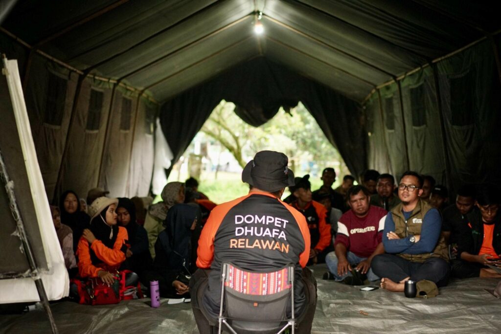 Pembekalan manajemen bencana dalam rangkaian pelatihan relawan gabungan bertajuk “Simpul KolaborAksi Jaringan 2024” di kawasan Gunung Bunder, Pamijahan, Bogor, pada Minggu (22/12/2024).