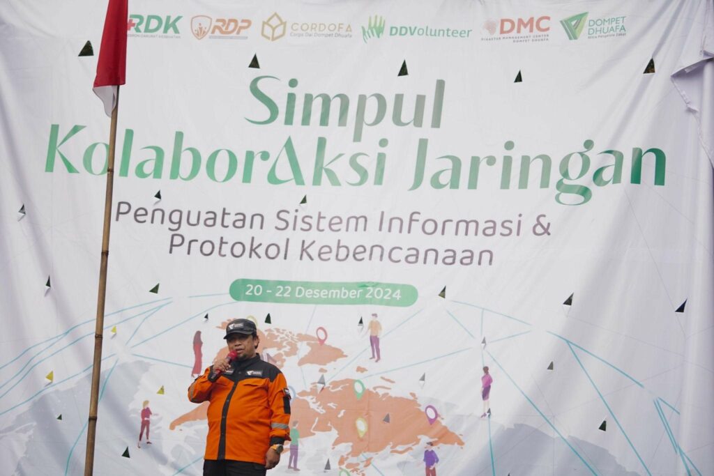 Ustadz Ahmad Shonhaji selaku Direktur Yayasan Sumberdaya Masyarakat Indonesia (YSMI) Dompet Dhuafa memimpin upacara penutupan pelatihan relawan gabungan bertajuk “Simpul KolaborAksi Jaringan 2024” di kawasan Gunung Bunder, Pamijahan, Bogor, pada Minggu (22/12/2024).