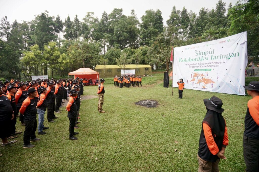 Ustadz Ahmad Shonhaji selaku Direktur Yayasan Sumberdaya Masyarakat Indonesia (YSMI) Dompet Dhuafa menyampaikan pentingnya memaknai mitigasi bencana dari kisah para Nabi saat upacara penutupan pelatihan relawan gabungan bertajuk “Simpul KolaborAksi Jaringan 2024” di kawasan Gunung Bunder, Pamijahan, Bogor, pada Minggu (22/12/2024).