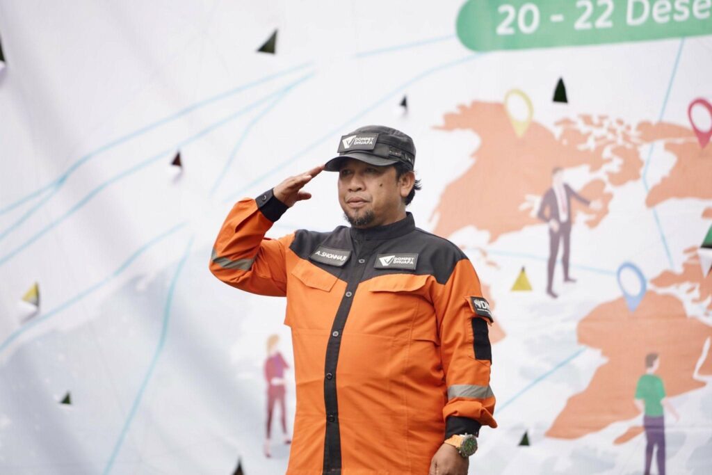 Ustadz Ahmad Shonhaji selaku Direktur Yayasan Sumberdaya Masyarakat Indonesia (YSMI) Dompet Dhuafa memimpin upacara penutupan pelatihan relawan gabungan bertajuk “Simpul KolaborAksi Jaringan 2024” di kawasan Gunung Bunder, Pamijahan, Bogor, pada Minggu (22/12/2024).