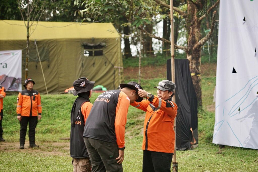 Ustadz Ahmad Shonhaji selaku Direktur Yayasan Sumberdaya Masyarakat Indonesia (YSMI) Dompet Dhuafa melaksanakan simbolis pelepasan kepada perwakilan pelatihan relawan gabungan bertajuk “Simpul KolaborAksi Jaringan 2024” di kawasan Gunung Bunder, Pamijahan, Bogor, pada Minggu (22/12/2024).