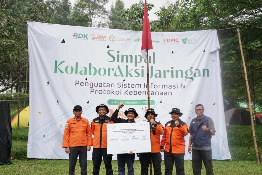 Simbolis pengesahan Protokol Penanggulangan Bencana Nasional dalam rangkaian penutupan pelatihan relawan gabungan bertajuk “Simpul KolaborAksi Jaringan 2024” di kawasan Gunung Bunder, Pamijahan, Bogor, pada Minggu (22/12/2024).