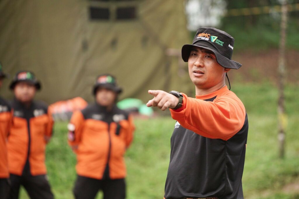 Ustadz Hijrah memberi komando saat upacara penutupan dalam pelatihan relawan gabungan bertajuk “Simpul KolaborAksi Jaringan 2024” di kawasan Gunung Bunder, Pamijahan, Bogor, pada Minggu (22/12/2024).