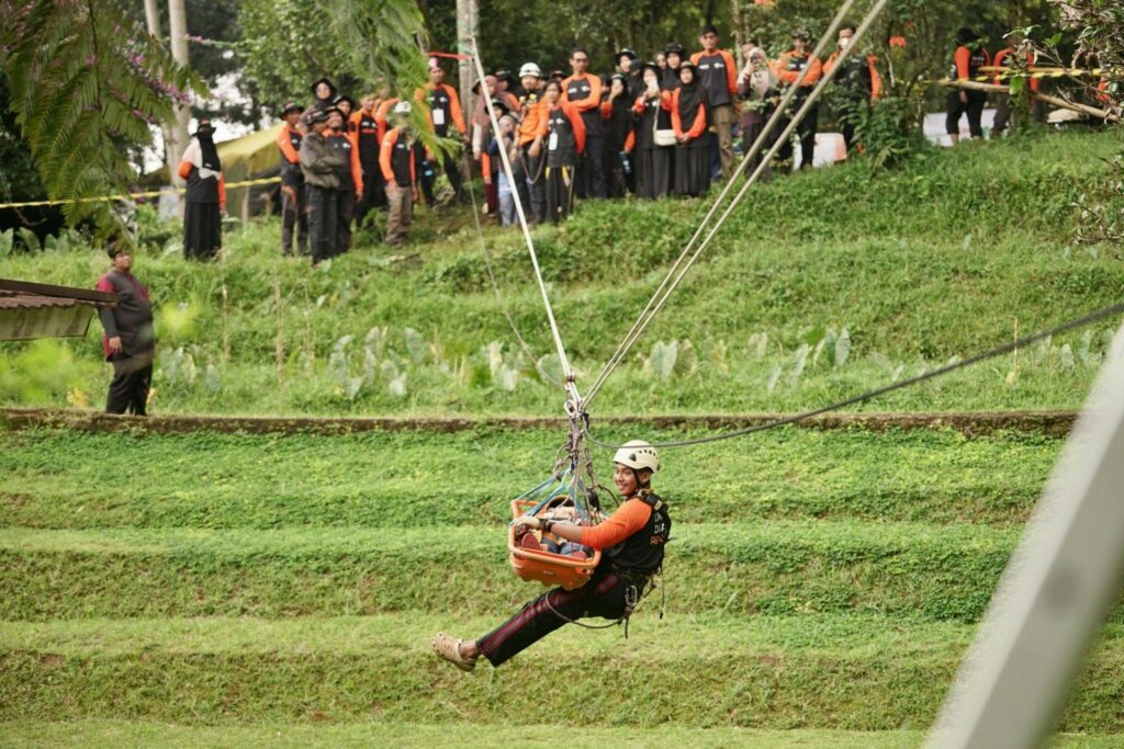 Pelatihan vertical rescue oleh DMC kepada relawan gabungan bertajuk “Simpul KolaborAksi Jaringan 2024” di kawasan Gunung Bunder, Pamijahan, Bogor, pada Minggu (22/12/2024).