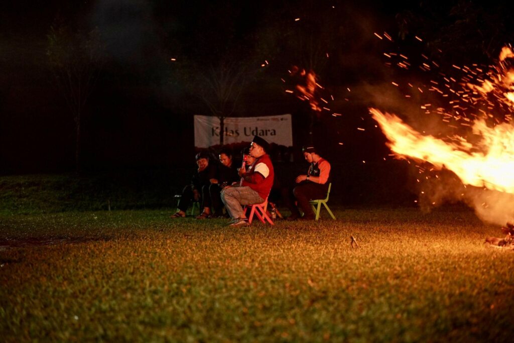 Malam api unggun berbagi cerita kerelawanan dalam rangkaian pelatihan relawan gabungan bertajuk “Simpul KolaborAksi Jaringan 2024” di kawasan Gunung Bunder, Pamijahan, Bogor, pada Sabtu (21/12/2024).