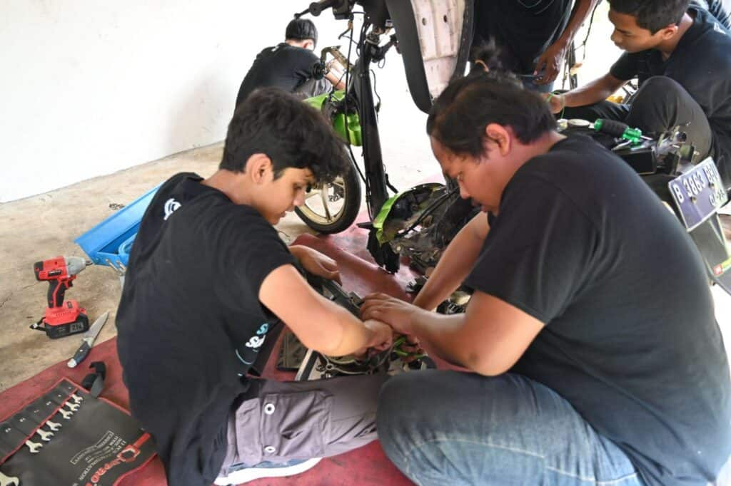 Peserta pelatihan service motor Program Paradaya Movement dalam kegiatan kelas softskill  di  Kampus Utama Institut Kemandirian, Tangerang, Selasa (05/11/2024).