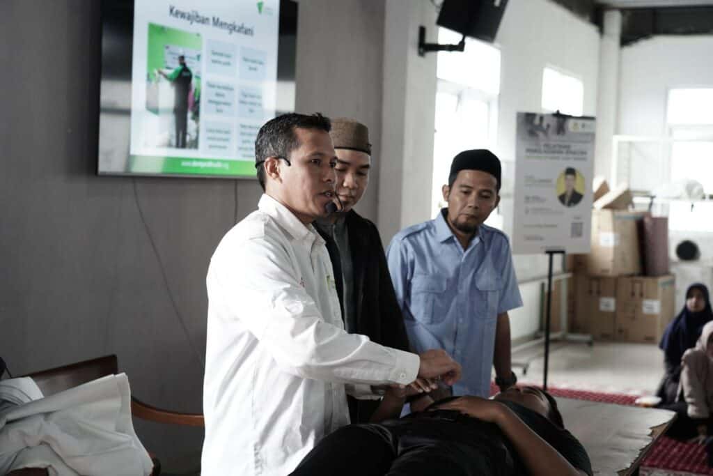 Ust. Madroi, Manager Program BARZAH menjelaskan dan mempraktikkan bagaimana cara memandikan jenazah bagi calon relawan kampus Unida.