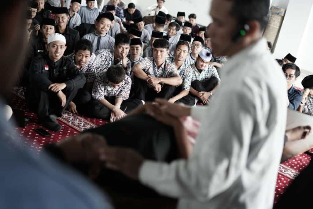 Para peserta memperhatikan penjelasan dan praktek oleh Ust. Madroi tentang bagaimana cara memandikan jenazah bagi calon relawan kampus Unida.