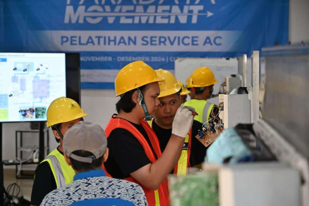 Peserta pelatihan Service AC praktek langsung perbaikan AC dalam pelatihan Service AC pada Selasa (03/12/2024).