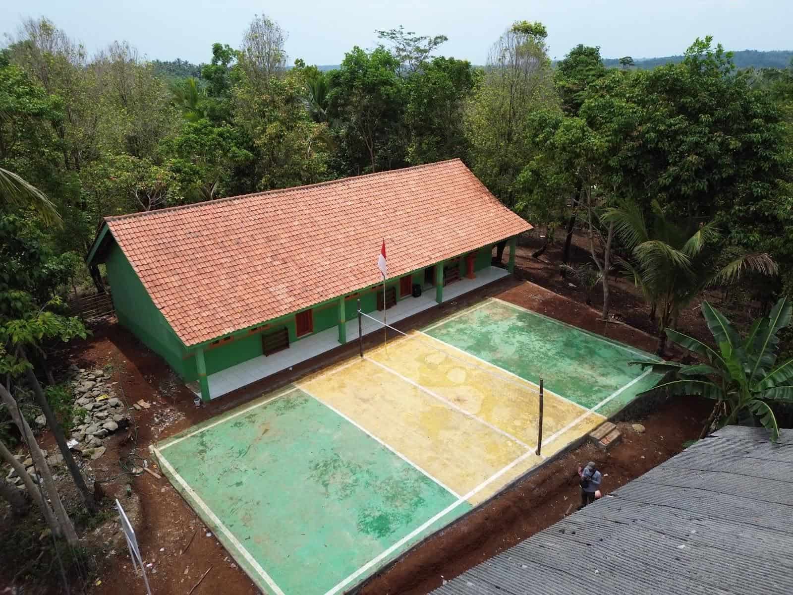 Kondisi fisik dan suasana belajar di ruang sekolah MI Auladul Fajri Kampung Matang Kiara, Pandeglang, sebelum renovasi.