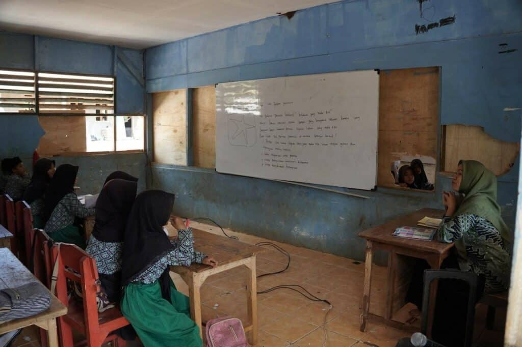 Kondisi fisik dan suasana belajar di ruang sekolah MI Auladul Fajri Kampung Matang Kiara, Pandeglang, sebelum renovasi.