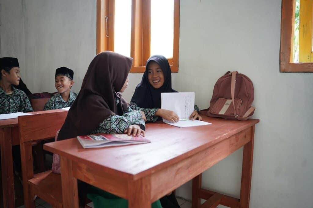 Kondisi fisik dan suasana belajar di ruang sekolah MI Auladul Fajri Kampung Matang Kiara, Pandeglang, pasca renovasi.