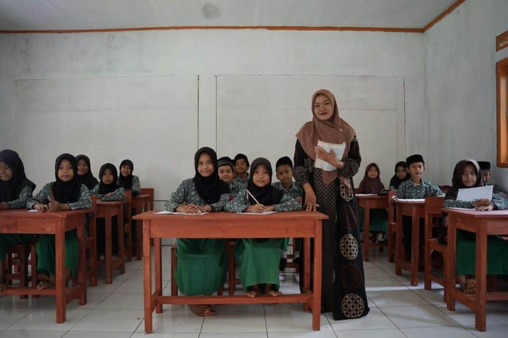 Kondisi fisik dan suasana belajar di ruang sekolah MI Auladul Fajri Kampung Matang Kiara, Pandeglang, pasca renovasi.