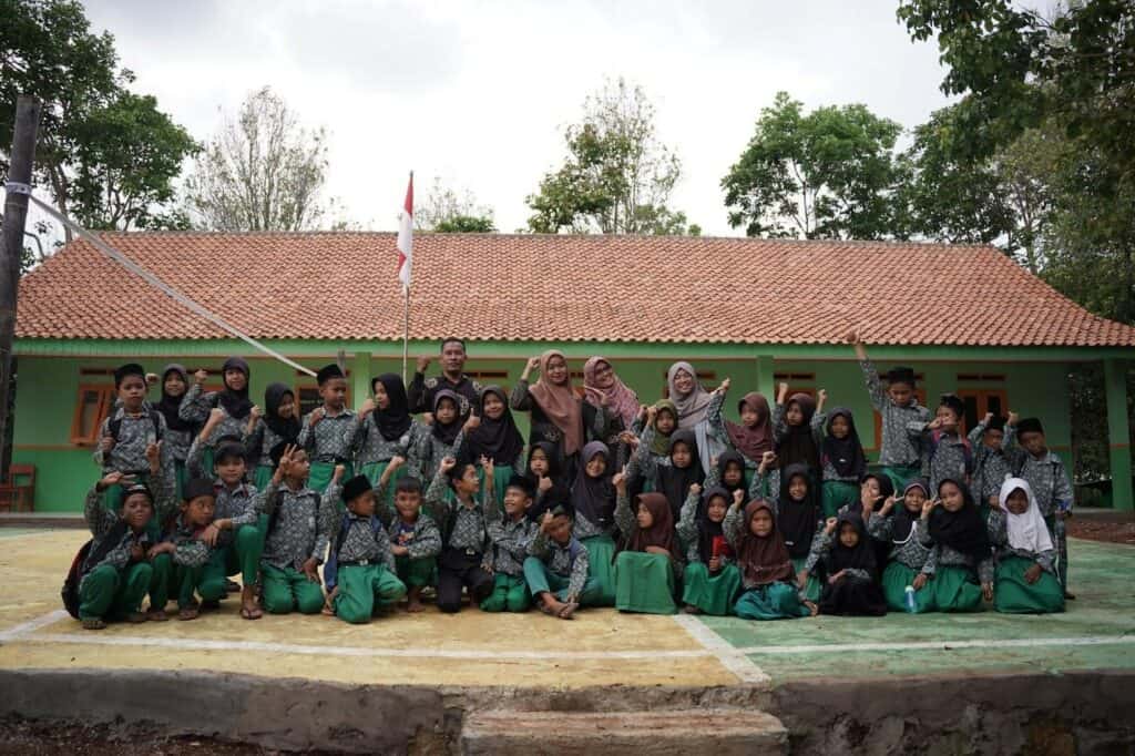 Kondisi fisik di sekolah MI Auladul Fajri Kampung Matang Kiara, Pandeglang, pasca renovasi.