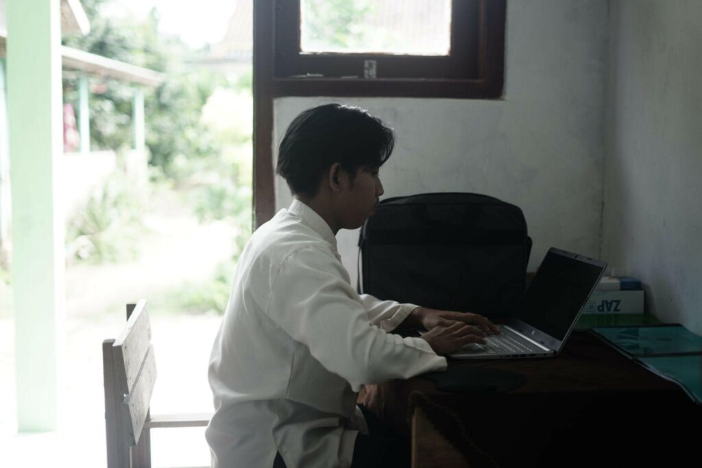 Salah satu guru MDTA Al Khairiyah, kini dapat menggunakan laptop untuk kebutuhan operasional sekolah dan administrasi sekolah.