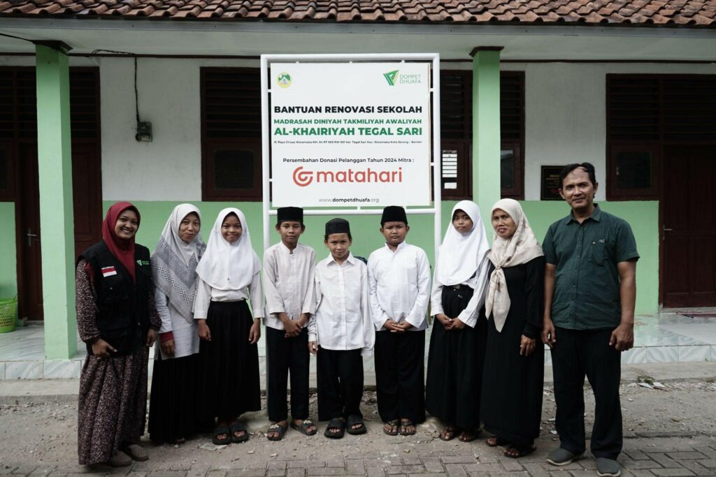 Kiri ke kanan, Dian Sukma Riany tim Partnership Dompet Dhuafa, Ety salah satu guru MDTA Al Khairiyah, siswa dan siswi MDTA Al Khairiyah, Rosita Kepala MDTA Al Khairiyah, dan Zamak tim program Dompet Dhuafa Banten.