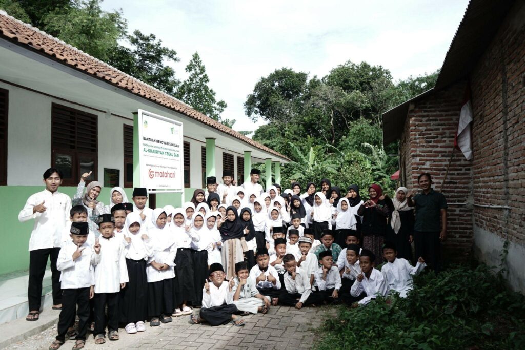 Potret bersama seluruh siswa dan guru MDTA Al Khairiyah di depan sekolah yang sudah berdiri megah.