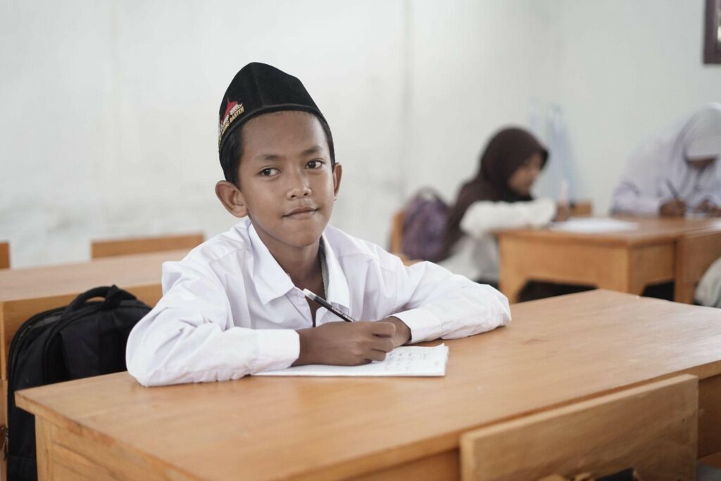 Salah satu siswa MDTA Al Khairiyah saat belajar dengan nyaman, kursi dan meja yang baru menambah semangat belajar mereka.