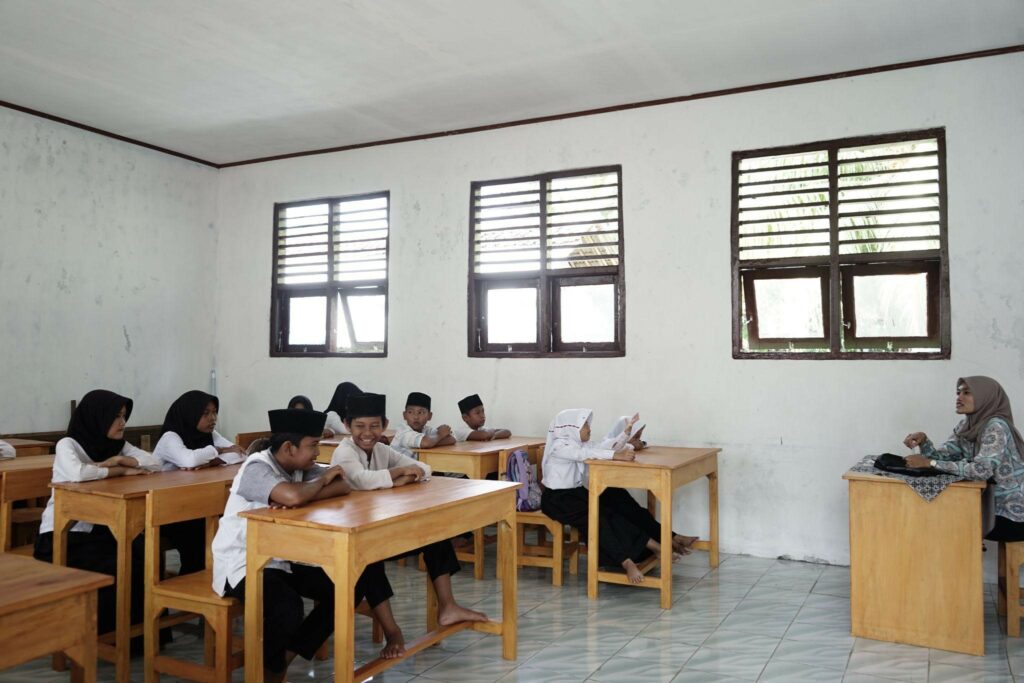 Proses kegiatan belajar mengajar terlihat lebih kondusif dengan ruang kelas yang telah di renovasi.