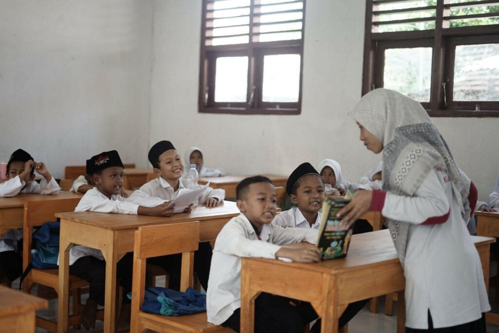 Proses kegiatan belajar mengajar terlihat lebih kondusif dengan ruang kelas yang telah di renovasi.