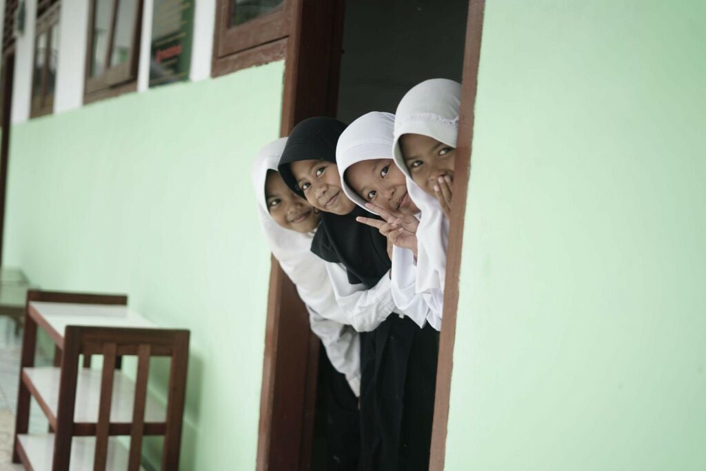 Kebahagiaan siswa MDTA Al Khairiyah ditunjukan dengan senyuman yang merekah ketika mereka memasuki ruang kelas yang baru.