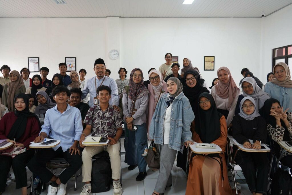 Temi Sumarlin selaku CEO Scarf Media melakukan kunjungan ke salah satu kelas mahasiswa di Kampus STIM Budi Bakti Dompet Dhuafa yang sedang melakukan kegiatan pembelajaran.