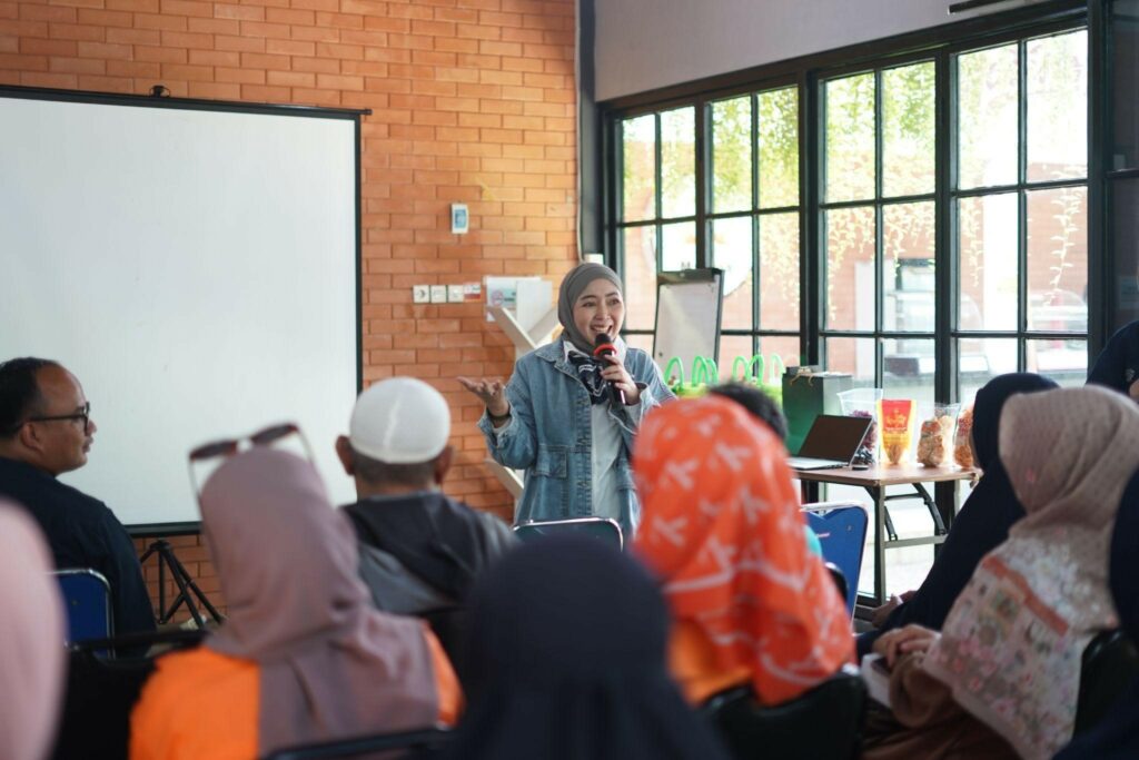 Temi Sumarlin, CEO Scarf Media, menjadi pemateri dalam sharing session tentang strategi pemasaran dan fundamental berwirausaha kepada 30 UMKM binaan Rumah UMKM Zona Madina Dompet Dhuafa, Kamis (19/12/2024), di Teras Madina, Kemang, Bogor.