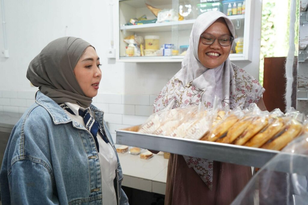 Temi mengunjungi Madina Bakery (salah satu portofolio Dompet Dhuafa di bidang ekonomi) yang baru saja launching pada Senin (23/12/2024). Temi menilik langsung dapur dan produk Madina Bakery yang berkolaborasi dengan Agrinesia.