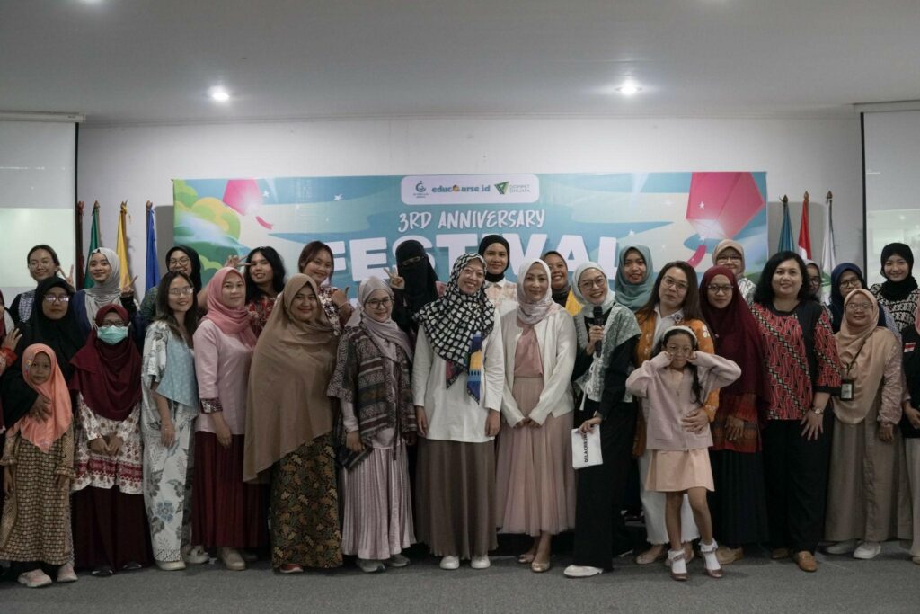 Foto bersama para pembicara dan peserta talkshow mindfulness dalam acara Festival Ibu Pembelajar Indonesia, di Kampus Khadijah Learning Center, BSD City, Minggu (22/12/2024).