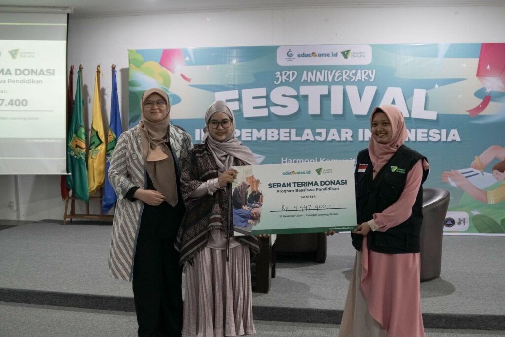 Serah terima donasi program beasiswa pendidikan oleh CEO Ibu Pembelajar Indonesia Widhi (tengah) kepada Dompet Dhuafa pada acara Festival Ibu Pembelajar Indonesia, di Kampus Khadijah Learning Center, BSD City, Minggu (22/12/2024).