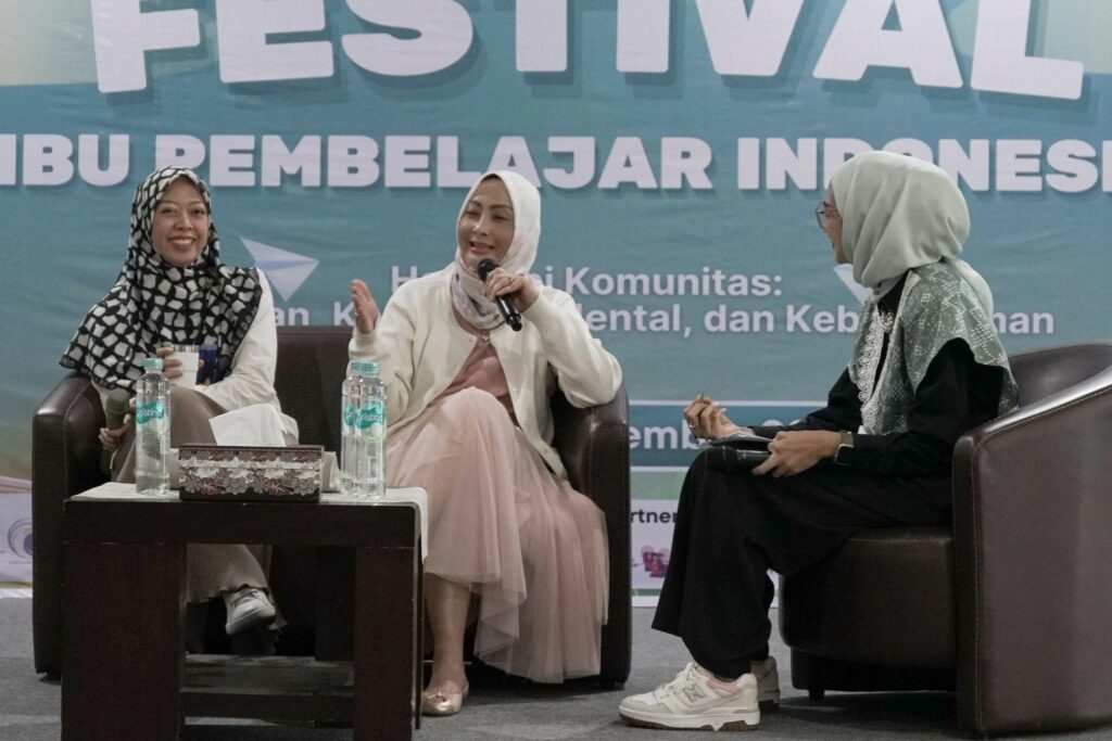 Raden Prisya (kiri) dan Indi Budi Setiawati (tengah) menjadi pembicara pada sesi talkshow mindfulness dalam acara Festival Ibu Pembelajar Indonesia, di Kampus Khadijah Learning Center, BSD City, Minggu (22/12/2024).