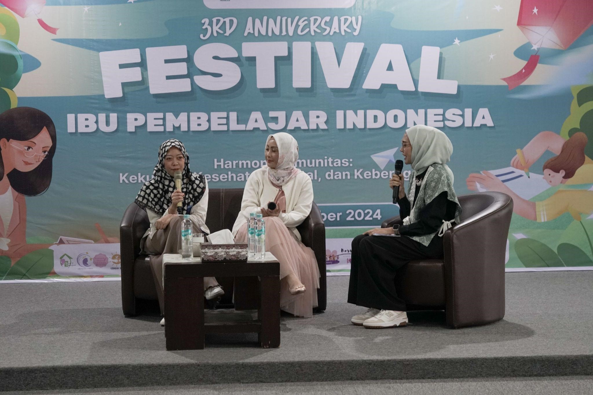 Raden Prisya (kiri) dan Indi Budi Setiawati (tengah) menjadi pembicara pada sesi talkshow mindfulness dalam acara Festival Ibu Pembelajar Indonesia, di Kampus Khadijah Learning Center, BSD City, Minggu (22/12/2024).