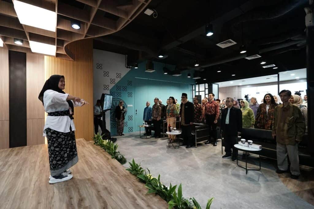 Menyanyikan lagu kebangsaan Indonesia Raya mengawali rangkaian kegiatan acara “Bersama, Berbudaya, Berdaya” pada Selasa (10/12/2024), di Sasana Budaya Rumah Kita, Gedung Philanthropy, Jakarta Selatan.